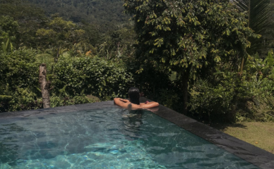 chill dans une piscine balinaise